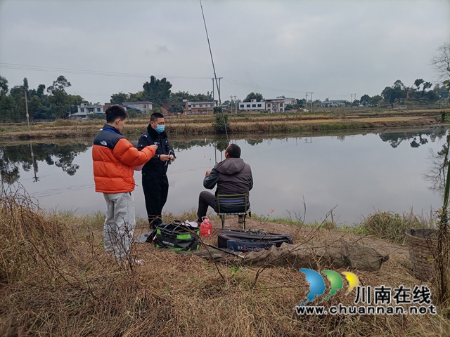 泸县百和镇组织开展违规垂钓专项巡查(图1)