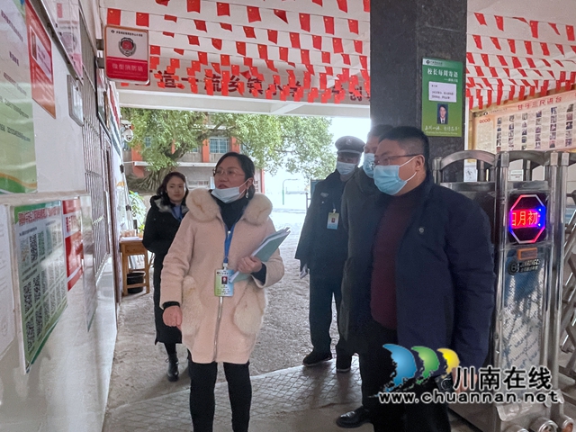 市县安全工作领导小组一行到泸县得胜小学进行安全工作专项检查(图1)