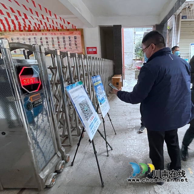 市县安全工作领导小组一行到泸县得胜小学进行安全工作专项检查(图2)