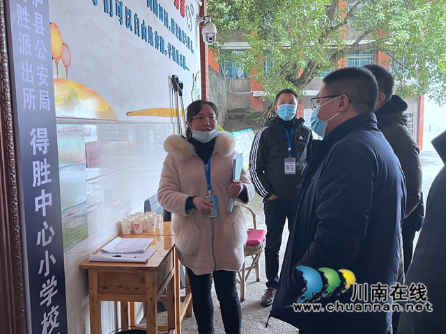 市县安全工作领导小组一行到泸县得胜小学进行安全工作专项检查(图4)
