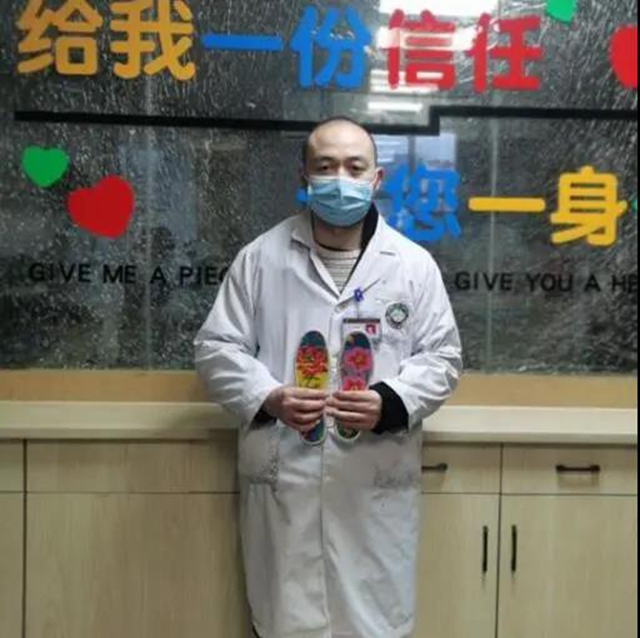 阿姨出院后亲手做鞋垫送医生：“他们每天站着做那么多手术，希望能给他们垫垫脚…”(图1)