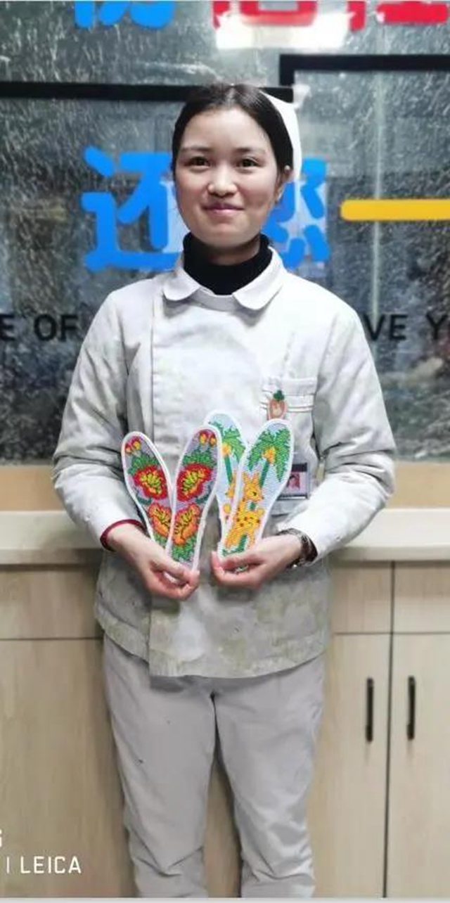阿姨出院后亲手做鞋垫送医生：“他们每天站着做那么多手术，希望能给他们垫垫脚…”(图2)