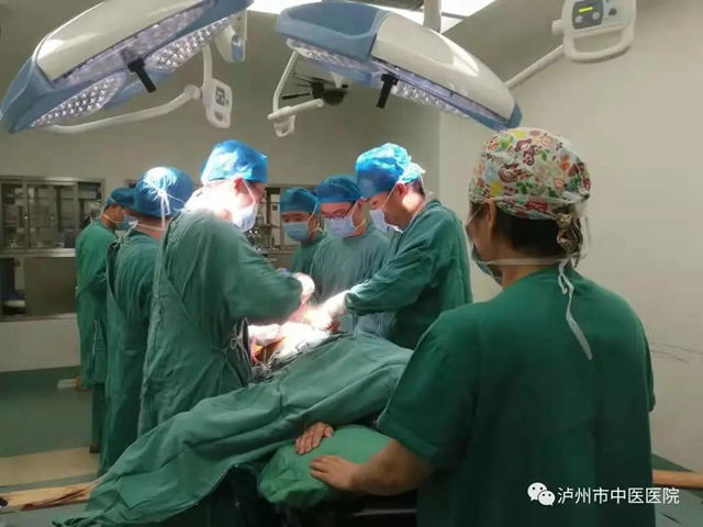 阿姨出院后亲手做鞋垫送医生：“他们每天站着做那么多手术，希望能给他们垫垫脚…”(图6)