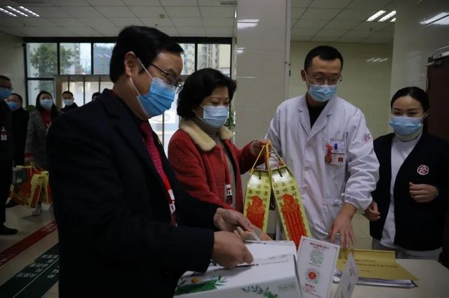 迎元旦 鼓干劲|合江县中医医院领导班子看望慰问一线职工！(图2)