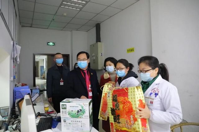 迎元旦 鼓干劲|合江县中医医院领导班子看望慰问一线职工！(图5)