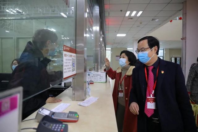 迎元旦 鼓干劲|合江县中医医院领导班子看望慰问一线职工！(图4)