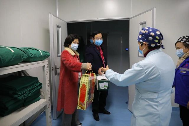 迎元旦 鼓干劲|合江县中医医院领导班子看望慰问一线职工！(图6)