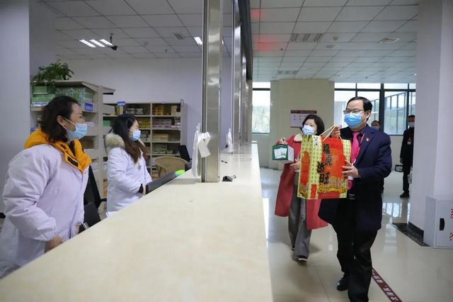 迎元旦 鼓干劲|合江县中医医院领导班子看望慰问一线职工！(图3)