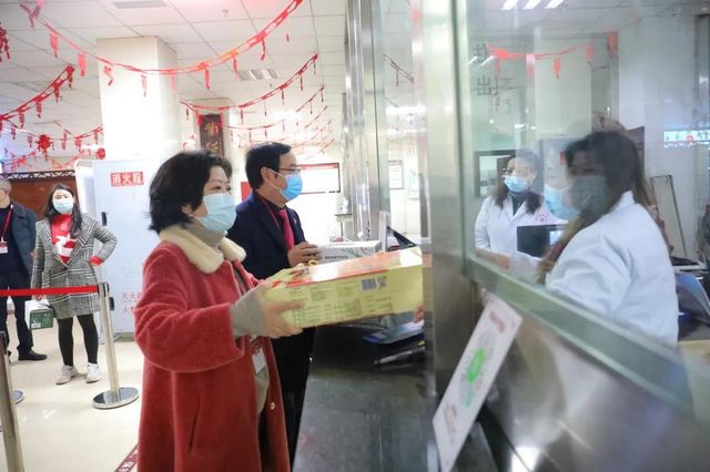 迎元旦 鼓干劲|合江县中医医院领导班子看望慰问一线职工！(图8)