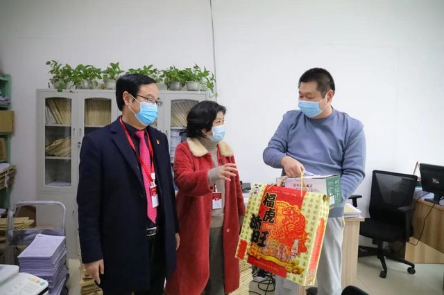 迎元旦 鼓干劲|合江县中医医院领导班子看望慰问一线职工！(图10)