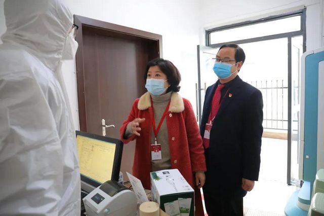 迎元旦 鼓干劲|合江县中医医院领导班子看望慰问一线职工！(图11)