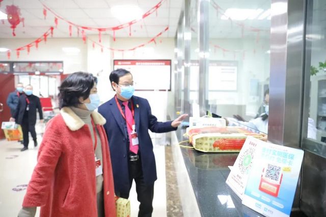 迎元旦 鼓干劲|合江县中医医院领导班子看望慰问一线职工！(图7)