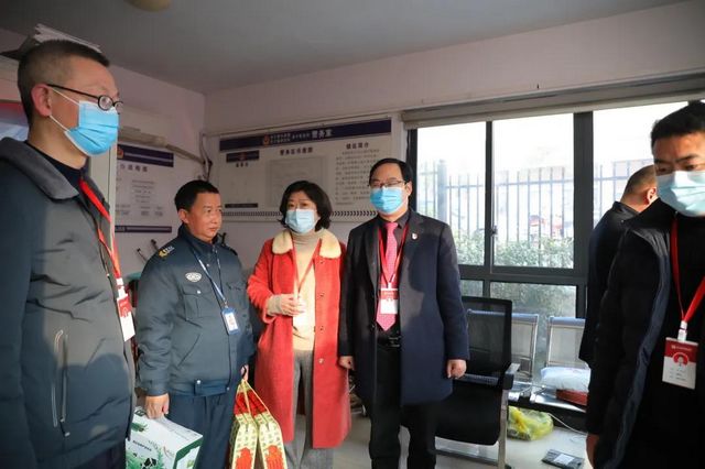 迎元旦 鼓干劲|合江县中医医院领导班子看望慰问一线职工！(图12)