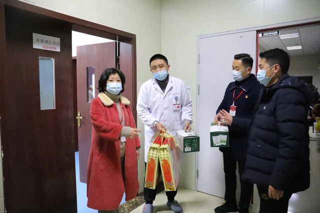 迎元旦 鼓干劲|合江县中医医院领导班子看望慰问一线职工！(图17)