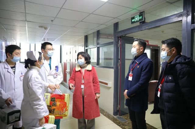 迎元旦 鼓干劲|合江县中医医院领导班子看望慰问一线职工！(图14)