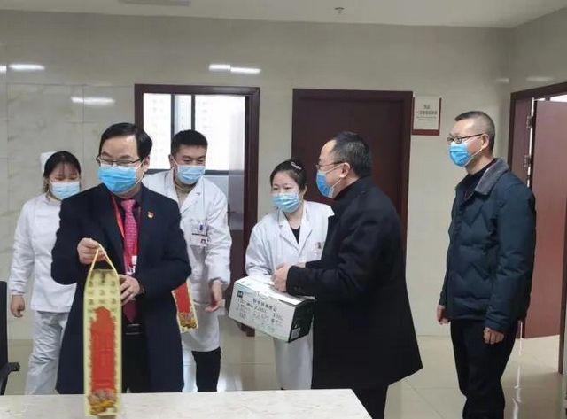 迎元旦 鼓干劲|合江县中医医院领导班子看望慰问一线职工！(图18)