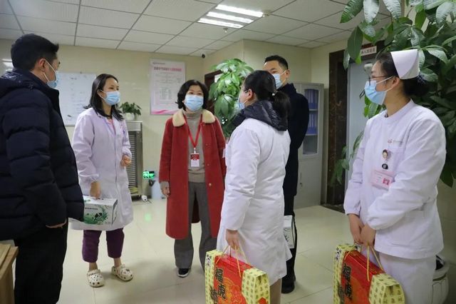 迎元旦 鼓干劲|合江县中医医院领导班子看望慰问一线职工！(图16)