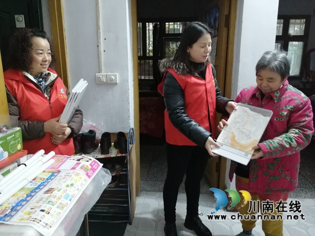 龙马潭区小市街道杜家街社区开展“庆元旦送年历”志愿服务活动(图1) 龙马潭区小市街道杜家街社区开展“庆元旦送年历”志愿服务活动(图1)