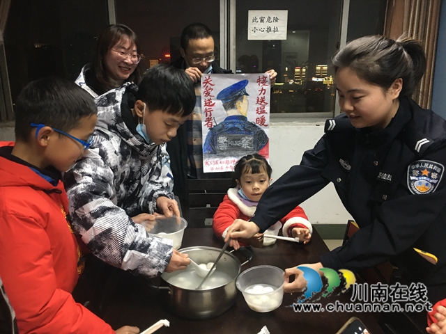 泸州：新年第一天，志愿者送出爱心夜宵200余份(图1)