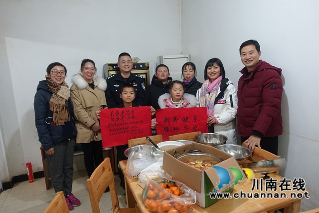 泸州：新年第一天，志愿者送出爱心夜宵200余份(图2)