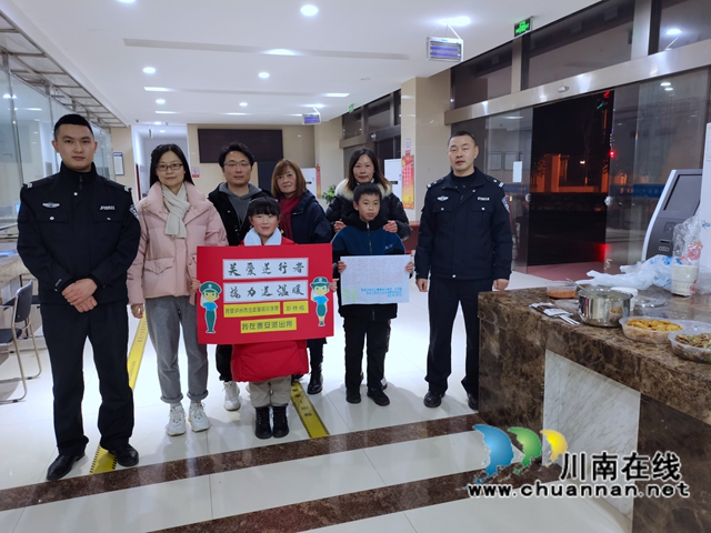 泸州：新年第一天，志愿者送出爱心夜宵200余份(图8)