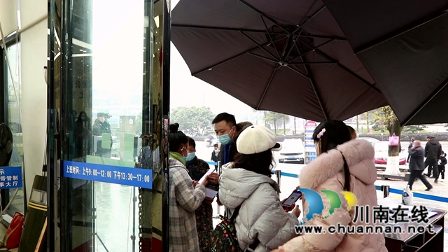 合江:新年上班第一天,窗口为民服务忙(图1) 合江:新年上班第一天,窗口为民服务忙(图1)