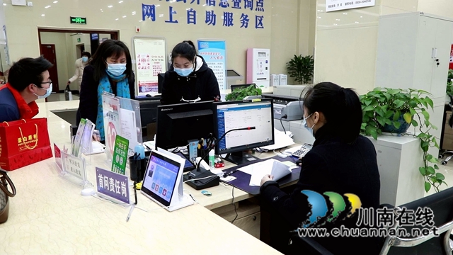 合江:新年上班第一天,窗口为民服务忙(图2) 合江:新年上班第一天,窗口为民服务忙(图2)