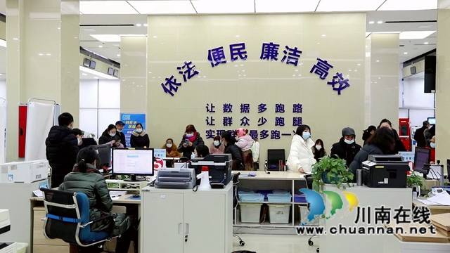 合江:新年上班第一天,窗口为民服务忙(图4) 合江:新年上班第一天,窗口为民服务忙(图4)