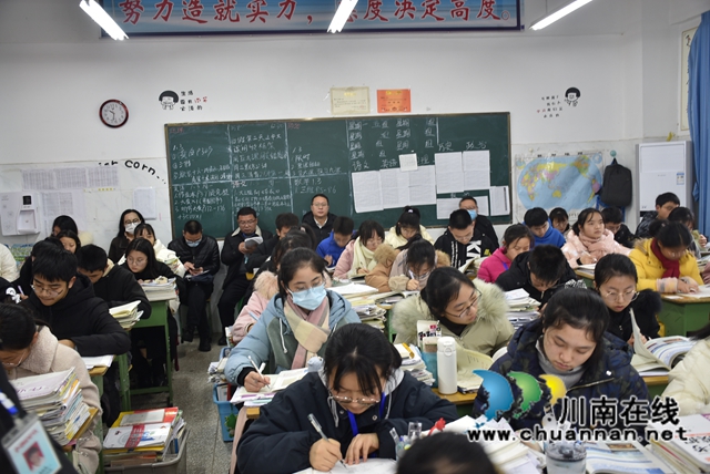 纳溪区教体局局长许其林调研护国中学(图2) 纳溪区教体局局长许其林调研护国中学(图2)