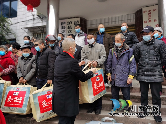 泸县立石镇：乡贤献爱心，情暖寒冬日(图3)