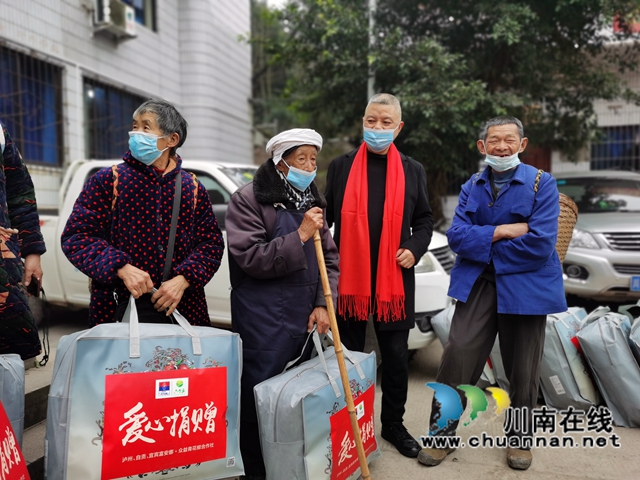 泸县立石镇：乡贤献爱心，情暖寒冬日(图4)