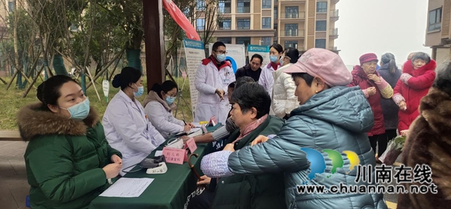 龙马潭区鱼塘街道:健康义诊进小区,服务你我零距离(图1) 龙马潭区鱼塘街道:健康义诊进小区,服务你我零距离(图1)