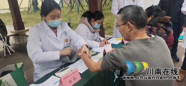 龙马潭区鱼塘街道:健康义诊进小区,服务你我零距离(图3) 龙马潭区鱼塘街道:健康义诊进小区,服务你我零距离(图3)