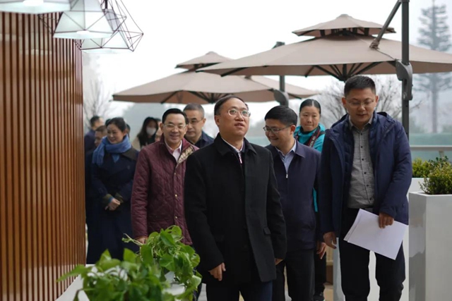 泸州市委常委、江阳区委书记郭宏川履新首日调研泸州金融商业中心(图2)