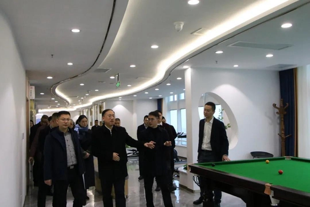 泸州市委常委、江阳区委书记郭宏川履新首日调研泸州金融商业中心(图4)