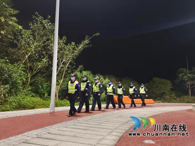 泸县：平安云龙驻村辅警开展夜间巡逻工作(图2)