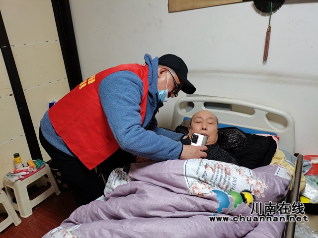 龙马潭区小市街道杜家街社区网格支部开展关爱老党员活动(图2)