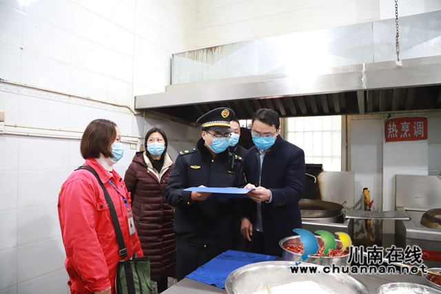 泸县云龙镇主要领导率队开展安全大检查行动(图1)