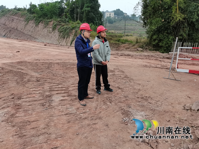 泸县云龙镇对泸永高速英雄村段施工现场开展安全检查(图1)