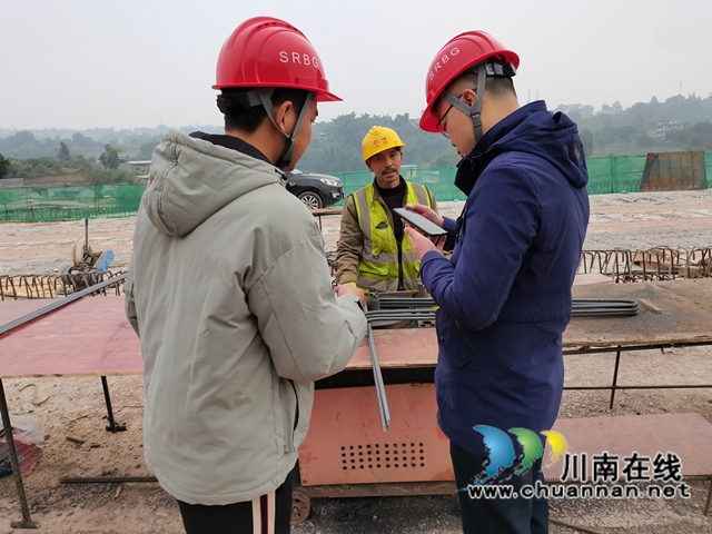 泸县云龙镇对泸永高速英雄村段施工现场开展安全检查(图2)