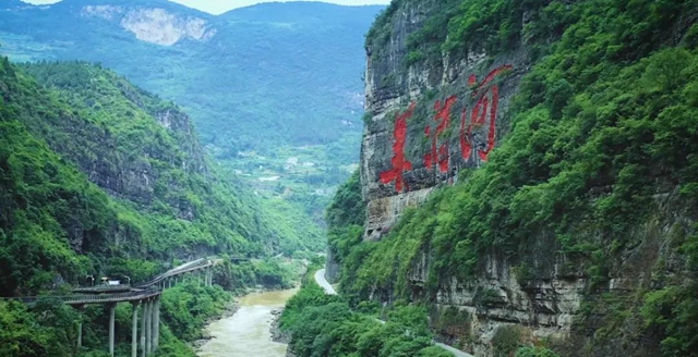 泸州文化旅游宣传画亮相高铁站(图4)