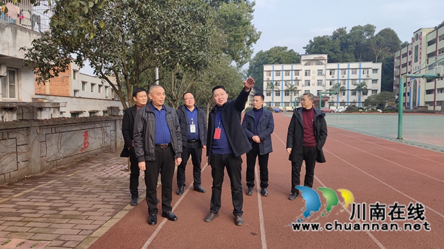 合江县政协副主席曾祥海一行到九支中学调研(图1)