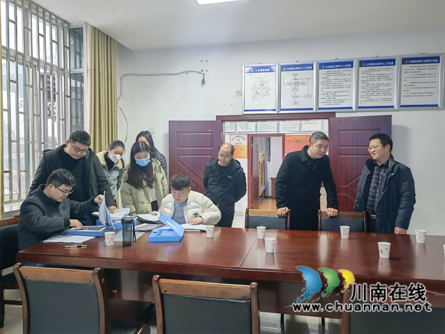 泸县应急管理局到云龙镇检查9.16震后安置补助发放工作(图1)