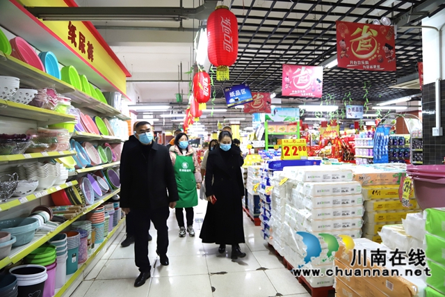 泸县云龙镇主要领导带队深入重点场所督导检查疫情防控工作(图1)