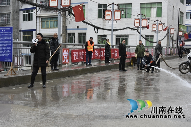 升级在即，古蔺县丹桂镇“白加黑”沥青路铺筑进行中......(图1)