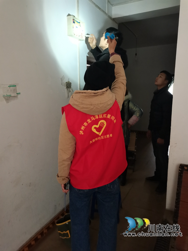 龙马潭区红星街道大驿坝：探望特困老人，温暖传递人心(图3)