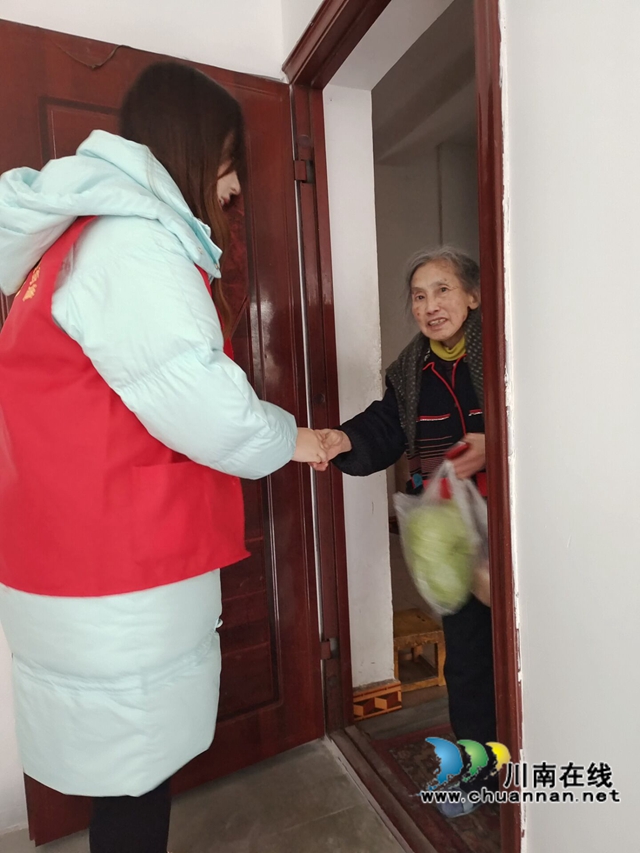 龙马潭区红星街道大驿坝：探望特困老人，温暖传递人心(图1)