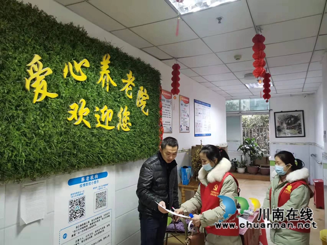 龙马潭区小市街道杜家街社区开展“天府健康码防疫码”志愿宣传活动(图1)