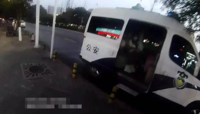 喂，110吗？我打牌输了几千块钱，走不到！