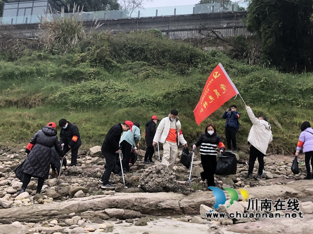 江阳区华阳街道开展河岸环境卫生专项整治志愿服务活动(图1)